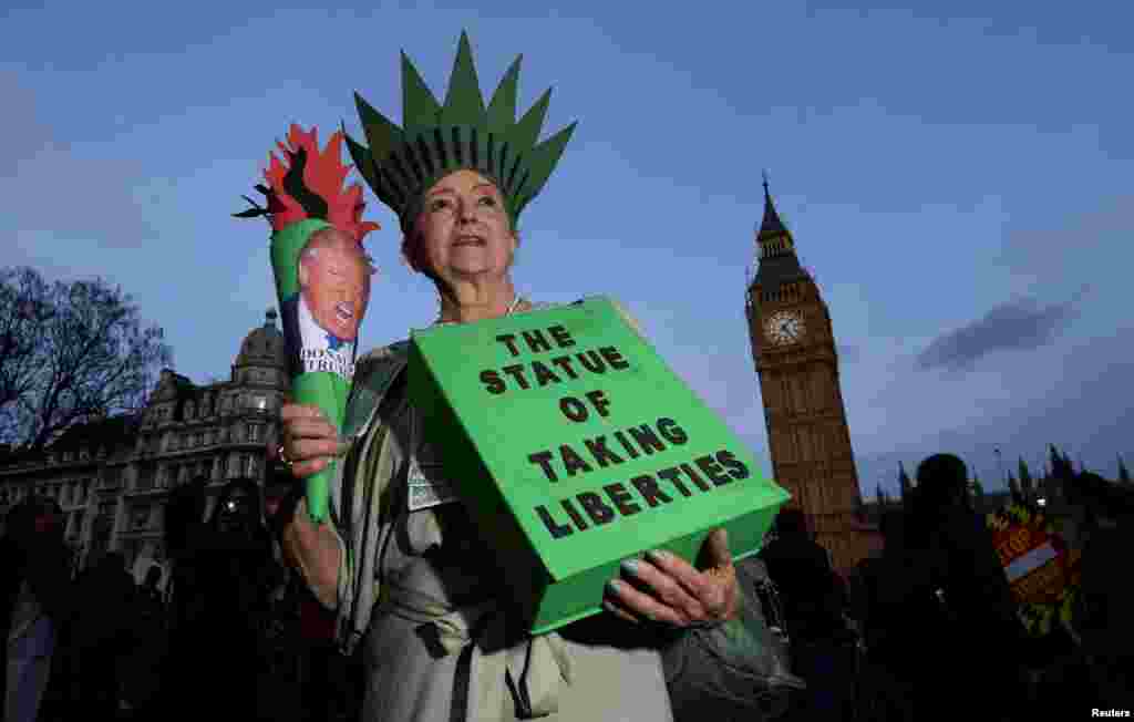 영국 런던에서 자유의 여신상 복장의 여성이 도널드 트럼프 미국 대통령의 방문에 반대하는 시위를 벌이고 있다. 지난달 워싱턴을 방문한 테레사 메이 영국 총리는 트럼프 대통령에 자국 방문을 초청한 바 있다.