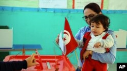 突尼斯人在首轮选举中投票（2014年11月23日）