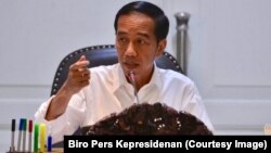 Presiden Joko Widodo dalam rapat kabinet mengenai Densus Tipikor Polri di Jakarta, 24 Oktober 2017. 