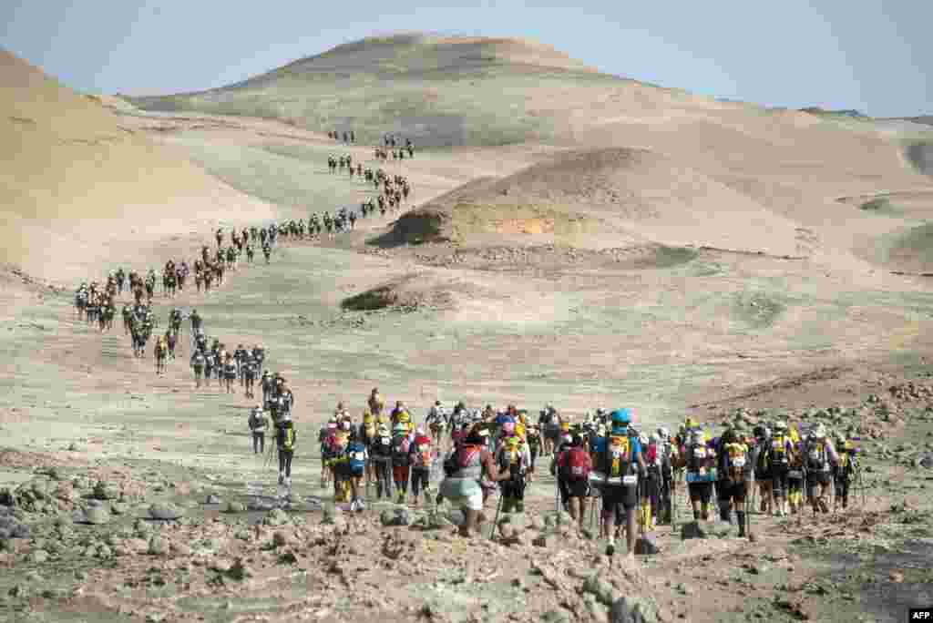 អ្នក​ចូល​រួម​ប្រកួត​បាន​ឈាន​ដល់​ដំណាក់​កាល​ទី​៣​នៃ​ការ​រត់​ម៉ារ៉ាតុន&nbsp;Marathon des Sables Peru ដែល​ត្រូវ​រត់​ពី​ទីក្រុង​&nbsp;Samaca ទៅ​ទីក្រុង​&nbsp;Ocucaje​ ដោយ​ឆ្លង​កាត់​វាល​ខ្សាច់​&nbsp;Ica ប្រទេស​ប៉េរូ។