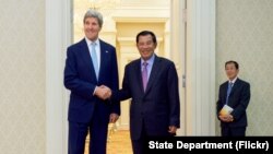 U.S. Secretary of State John Kerry poses for photographers with Cambodian Prime Minister Hun Sen before a bilateral meeting on Jan. 26, 2016, at the Peace Palace in Phnom Penh, Cambodia. [State Department Photo/Public Domain]