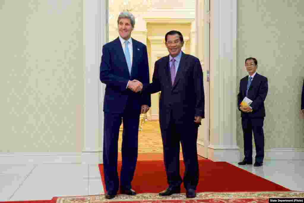 លោក John Kerry រដ្ឋមន្រ្តីក្រសួងការបរទេសសហរដ្ឋអាមេរិក និងលោក ហ៊ុន សែន នាយករដ្ឋមន្រ្តីប្រទេសកម្ពុជាថតរូប មុនកិច្ចប្រជុំទ្វេភាគី នៅវិមានសន្តិភាព ថ្ងៃទី២៦ ខែមករា ឆ្នាំ២០១៦។
