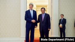 លោក John Kerry ថត​រូប​ជាមួយ​លោក​នាយករដ្ឋមន្ត្រី​ ហ៊ុន សែន នៅ​មុន​កិច្ច​ប្រជុំ​ទ្វេភាគី​​នៅ​វិមាន​សន្តិភាព​ក្រុង​ភ្នំពេញ​កាល​ពី​ថ្ងៃ​ទី​២៦ ខែ​មករា ឆ្នាំ​២០១៦។