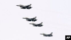 타이완 공군 소속 F-16 전투기들이 지난해 4월 타이완 북부에서 편대 비행을 하고 있다.