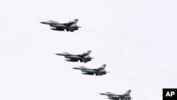 타이완 공군 소속 F-16 전투기들이 편대 비행을 하고 있다.