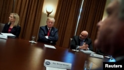 ARHIVA - Američki predsednik Donald Tramp sa članovima Kongresa i policajcima u Beloj kući razgovara o kriminalu i imigraciji, Vašington 6. februar 2018.
