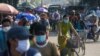 ရန်ကုန်မြို့ရှိ လှိုင်သာယာမြို့နယ်အတွင်း သွားလာနေကြတဲ့ လူတချို့။ (မေ ၁၆၊ ၂၀၂၀)