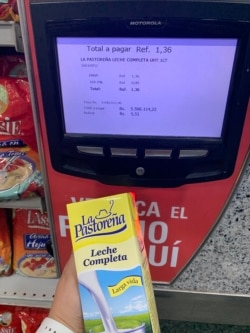 Un escáner muestra el precio de un producto en bolívares nuevos y bolívares nuevos en Venezuela. Foto Carolina Alcalde, VOA.