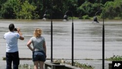 Autoridades en Texas señalan que continuarán con la búsqueda hasta encontrar a todos los desaparecidos y advierten sobre más lluvias y posibles inundaciones durante el fin de semana.