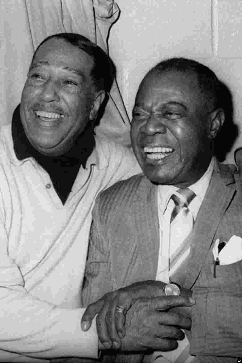 El compositor de jazz Duke Ellington, izquierda, posa junto a Armstrong.