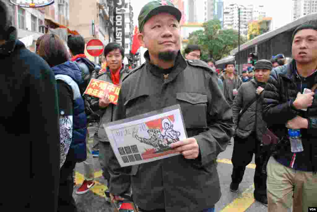 有遊行人士打扮成紅衛兵，手持標語呼籲大陸遊客勿到香港