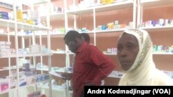 Dans une pharmacie à N'Djamena, au Tchad, le 13 septembre 2018. (VOA/André Kodmadjingar)