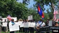 Holding banners bearing photos of detained human rights defenders, environmental activists, and opposition officials and activists, protesters in Washington, DC called for U.S. intervention and for their immediate and unconditional release. (Photo: VOA Khmer) 