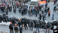 8일 우크라이나 동부 도네츠크에서 친 러시아 시위대가 정부 청사를 점거하고 주변에 바리케이트를 설치했다. 시위대는 분리독립을 선언하고 러시아 정부의 개입을 요청했다.
