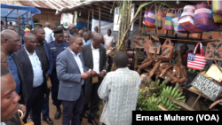 Le gouverneur du Sud-Kivu visite les stands à la 12e journée champêtre à Walungu, le 2 janvier 2020. (VOA/Ernest Muhero)