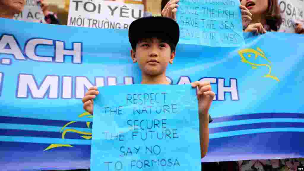 Bé trai tại Hà Nội cầm biểu ngữ kêu gọi bảo vệ môi trường cho tương lai trong cuộc biểu tình phản đối vụ cá chết hàng loạt ở miền Trung, ngày 1/5/2016.