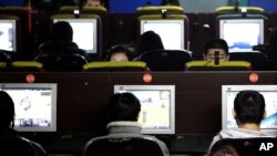 Cibercafé en Beijing, donde el gobierno ha aprobado una ley exigiendo el registro en internet con nombre verdader.