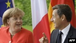 Thủ tướng Ðức Angela Merkel (trái) và Tổng thống Pháp Nicolas Sarkozy mời nhà lãnh đạo Hy Lạp đến họp tại Cannes