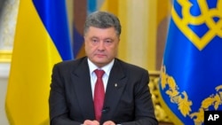 ປະທານາທິບໍດີ ຢູເຄຣນ ທ່ານ Petro Poroshenko ກ່າວຄຳປາໄສ ທາງໂທລະພາບ ທີ່ນະຄອນ Kyiv 
