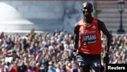 Wilson Kipsang, wa Kenya akimaliza kama mshinda wa mbio za Marathon za London 2014 