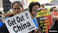 Protesters make noise during a rally regarding the disputed islands in the South China Sea, in front of the Chinese Consulate in Makati city, metro Manila July 24, 2015. 