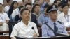 Bo Xilai (à esq.) líder provincial do Partido Comunista chinês de Chongqing durante a audiência de julgamento por corrupção