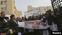 2013年1月3日在印度首都新德里一个法庭外面的抗议活动中,一群律师高举标语,要求司法部分尽早开庭审判强奸案嫌疑人