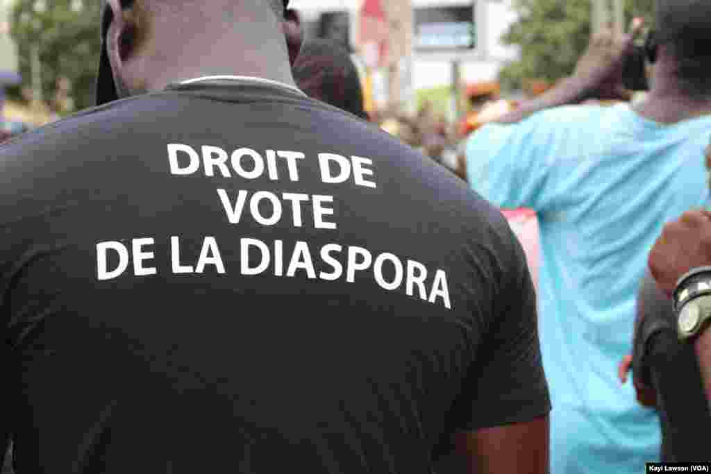 Un manifestant dans les rues de Lomé, au Togo, le 4 octobre 2017. (VOA/Kayi Lawson)