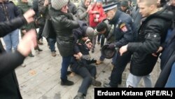 Bosnia and Herzegovina - Some citizens confronted with a police after arresting of Davor Dragicevic in Banjaluka. Banjaluka 25. December 2018. Foto: RSE