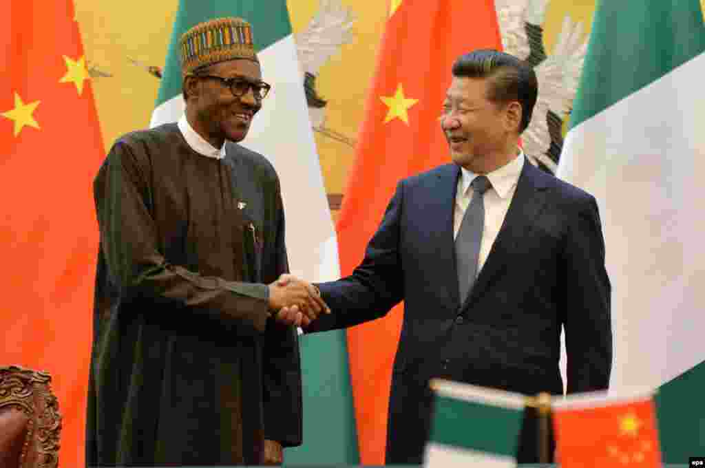 Shugaba Muhammadu Buhari na Najeriya yana gaisawa da shugaba Xi Jinping na kasar Sin a Babban Dakin Taron Al'umma na birnin Beijing, yau talata 12 Afrilu, 2016. EPA/KENZABURO FUKUHARA / POOL