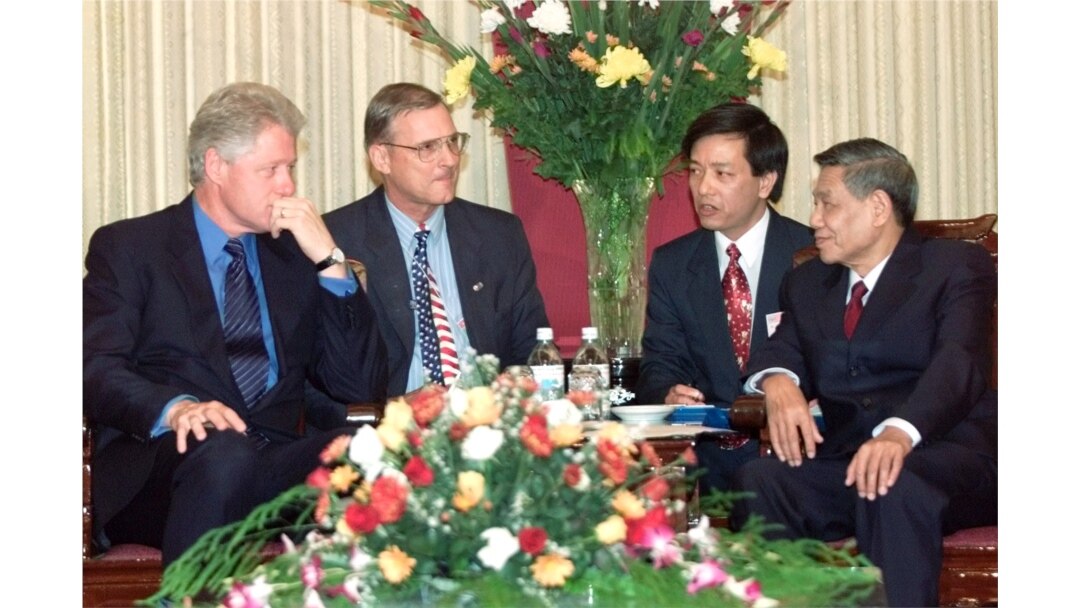 Tổng Bí thư Lê Khả Phiêu tiếp Tổng thống Hoa Kỳ Bill Clinton ngày 18/11/2000 tại Hà Nội.