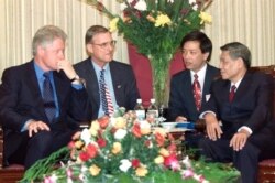 Tổng Bí thư Lê Khả Phiêu tiếp Tổng thống Hoa Kỳ Bill Clinton ngày 18/11/2000 tại Hà Nội.