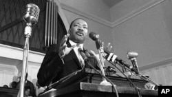 지난 1960년 마틴 루터 킹 주니어 목사가 애틀랜타에서 연설하고 있다. 