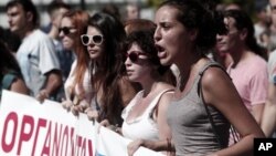 26일 그리스에서 노동자들이 24시간 총파업에 돌입한 가운데, 아테네에서 벌어진 긴축 정책 반대 시위.