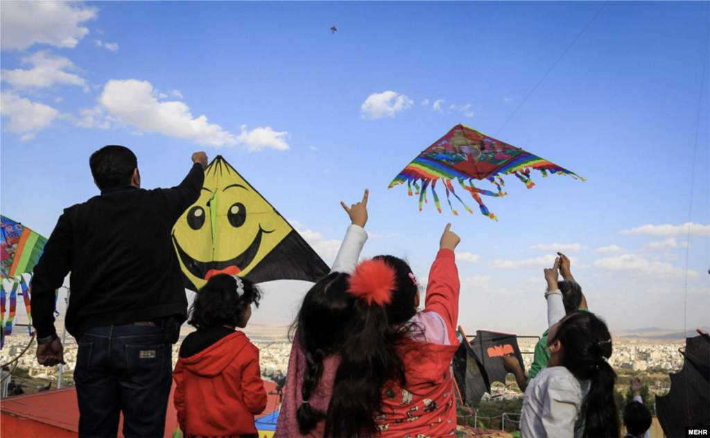 جشن بادبادک ها به مناسبت روز جهانی کودک در همدان عکس: رضا زنگنه 