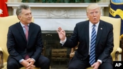 Presiden AS Donald Trump (kanan) saat menerima Presiden Argentina Mauricio Macri di Gedung Putih, Kamis (27/4).