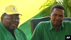 Les présidents de la Tanzanie Jakaya Kikwete (2005-2015), à droite, et Benjamin Mkapa (1995-2005). Photo : 13 décembre 2005.