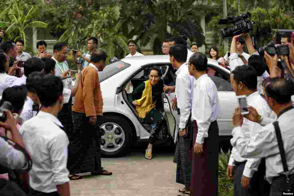 National League for Democracy (NLD) party leader Aung San Suu Kyi arrives for a meeting with NLD members of parliament at Sipin Guesthouse in Naypyitaw.