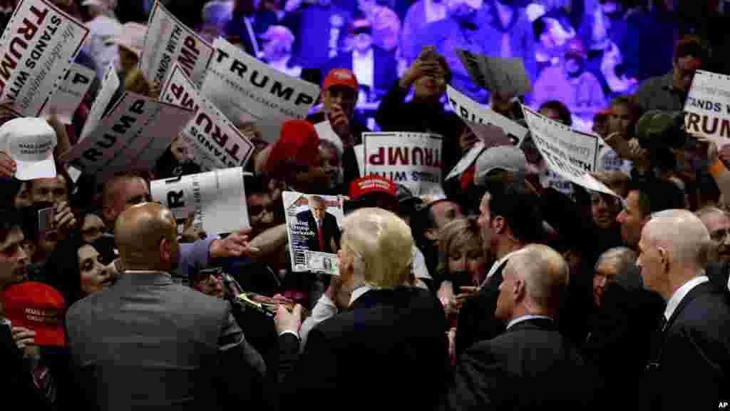 Le candidat républicain Donald Trump salue ses partisans après le rassemblement à Costa Mesa, 28 avril 2016.