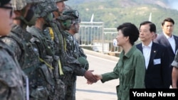 박근혜 한국 대통령이 28일 경기도 포천 승진과학화훈련장에서 열린 통합화력훈련을 참관하고 나서 장병대표들을 격려하고 있다.