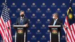 토니 블링컨(왼쪽) 미 국무장관과 사이푸닌 압둘라 말레이시아 외무장관이 15일 푸트라자야에서 회담 후 공동기자회견을 하고 있다.