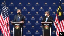 Menlu AS Antony Blinken (kiri) dalam konferensi pers bersama Menlu Malaysia Saifuddin Abdullah di Putrajaya, Malaysia, 15 Desember 2021. (Jai Huzaini/Ministry of Foreign Affair via AP)