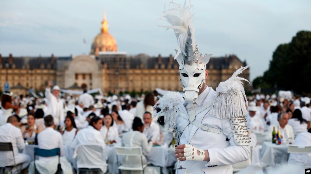 Картинки по запроÑу Paris's 'Dîner en blanc' 2018