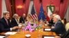 مذاکرات اتمی جان کری وزیر خارجه آمریکا (چپ) و محمدجواد ظریف همتای ایرانی او (راست) در لوزان سوئیس