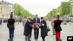 Američki državni sekretar Džon Keri polaže venac na Spomenik neznanom junaku u Parizu