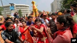 বাংলাদেশে নারী ও পুরুষ উভয়েই ভারত এবং পাকিস্তানকে ইতিবাচক দৃষ্টিভঙ্গিতে দেখে। ফাইল ফটো।