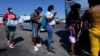 En esta fotografía de archivo del 20 de septiembre de 2021, los migrantes, muchos de ellos de Haití, suben a un autobús después de ser procesados y liberados después de pasar un tiempo en un campamento improvisado cerca del Puente Internacional en Del Rio, Texas, EE. UU.