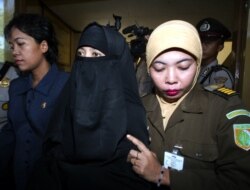 Petugas pengadilan mengawal Munfiatun (tengah), istri tersangka teroris Malaysia, Bangil, Jawa Timur, 9 Juni 2005. Pengadilan memenjarakannya selama tiga tahun karena menyembunyikan suami Noordin M. Top. (Foto: Reuters/Sigit Pamungkas)