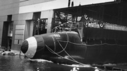 Kapal selam bertenaga nuklir USS Thresher diluncurkan di Portsmouth Naval Shipyard, Kittery, Maine, 9 Juli 1960. (Foto: Angkatan Laut AS/AP)