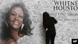 Fan writes her name on wall tribute to Whitney Houston